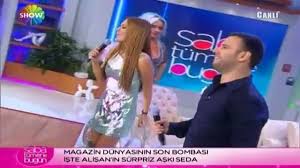 Demet Akalin Alisan Melekler Imza Topluyor Video Izle Indir Videoindirelim Com