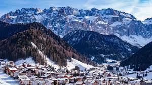 (de) in silber ein schrägrechter blauer wellenbalken, begleitet oben von einem roten jagdhorn und unten von einem grünen dreiberg. Grodental Hotel Wellness Angebote St Ulrich Wolkenstein
