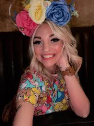 Is there a schedule for the evening entertainment at all? Does anyone know  if it's