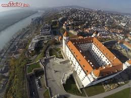 Ha una popolazione di più di 5 milioni di abitanti e un'area di circa 49.000 chilometri quadrati. Veduta Aerea Di Bratislava Capitale Della Slovacchia Foto Bratislava Castello