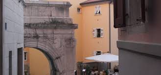Al nome (arco di) riccardo vengono attribuite varie origini. Arco Di Riccardo Trieste La Costruzione Risale Verso La Meta Del I Sec A C
