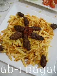 Palline di carne d'agnello tritata con erbe aromatiche (spesso prezzemolo e menta) infilate in uno stecchino e grigliate. Kofteli Cokertme Kebabi Yemek Tarifleri Forumu