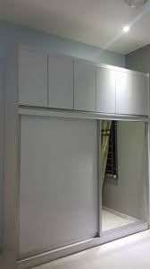 Kulkas masih bisa berdiri sendiri dan anda satu tips lain untuk menjaga desain dapur anda tetap sederhana dan murah adalah dengan tidak menggunakan list depan atau penebalan pada sisi. Kabinet Dapur