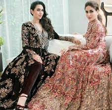 I M Only Saving This Because The Original Caption Said Kareena Kapoor And Her Sister And I M Kind Of Offended That Ka Tenue Indienne Mode Indienne Robe Indou