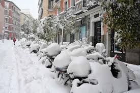 De fortes chutes de neige, d'une ampleur inédite depuis 50 ans à madrid qui a dû fermer son aéroport, continuaient de s'abattre vendredi soir sur une grande partie de l'espagne, perturbant la circulation. B36x2svo9tubxm