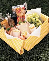 Snacks Und Leckeres Essen Fur Ein Lustvolles Picknick Einpacken Picknick Ideen Essen Picknick Essen