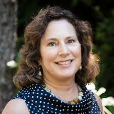 A few weeks ago, I had the honor of attending the 2022 CREW Network  Convention in Chicago as one of their Foundation Scholars! To say it was  empowering is an understatement. I