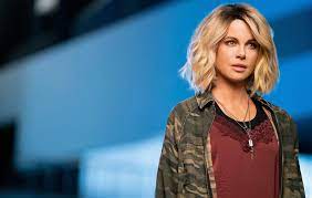 The film stars kate beckinsale, bobby cannavale, laverne cox, stanley tucci, and jai courtney. Jolt Review Kate Beckinsale S High Watt Energy Provides Spark