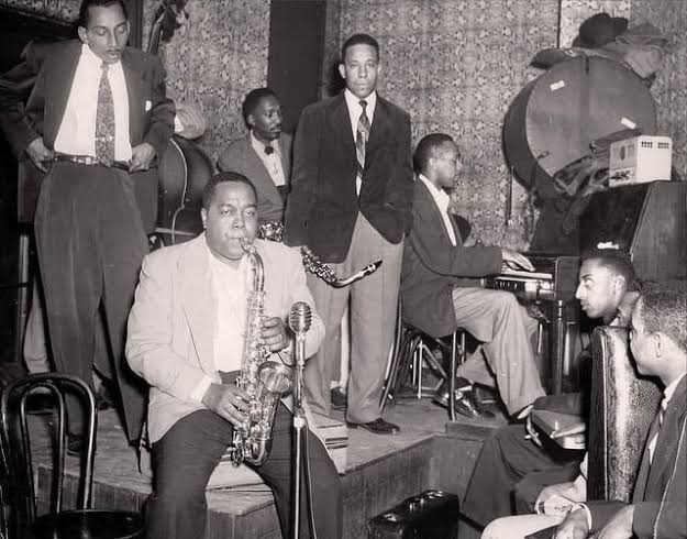 Charlie Parker with Joe Newman, and Lou Donaldson at Smalls Paradise in  Harlem, New York City, 1953 or 1954. : r/Jazz