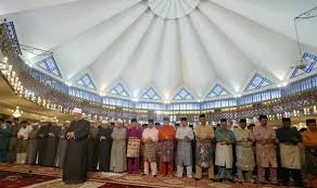 Solat jumaat itu hukumnya fardu ain. Tinggalkan Semua Demi Solat Jumaat