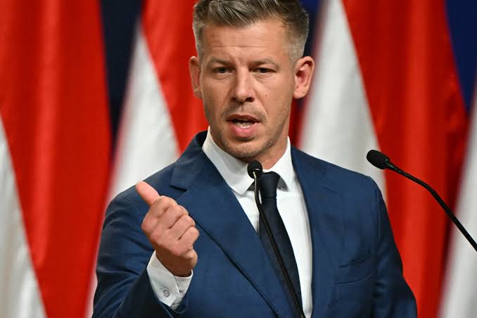 Hongrie : Péter Magyar conteste le prêt européen à l’Ukraine, Bruxelles face à une première friction