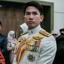 Manakah tidak, putera kepada sultan brunei iaitu sultan hassanal bolkiah ini bukan sahaja kacak bergaya malahan berbadan sasa dan gemar bersukan. Pin Di Mateen