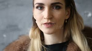 Giovane Donna in Cappotto Alla Fermata Dell'autobus Archivi Video