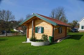 In einem rundholzhaus lebt man mit allen sinnen und im einklang mit der natur. Blockhaus Aus Rundholz Und Zylindrisch Gefrasten Baumstammen