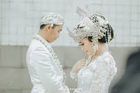 Prewedding photography sering digunakan oleh pasangan calon pengantin untuk mengeksplorasi . Pernikahan Adat Aceh Dan Sunda Icha Fauzal Alienco Photography Bridestory