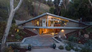 Subtract 59 feet for the width of house it leaves you with a side driveway area of 24.52 feet. The Triangle House Is Set In A Picturesque Spot Between Two Hills In Tarzana California Mansion Global