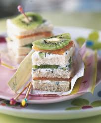 Mini Sandwiches Au Kiwi Saumon Fume Et Fromage Frais Recette Alimentation Saumon Fume Mini Sandwiches