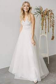 Hochzeitskleid aus lang mach kurz. Brautmode 2021 Metamorphose Von Claudia Heller Brautkleider Hochzeitstrends Farben