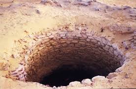 هنا أمر الله تعالى موسى اخلع نعليك إنك بالوادي المقدس