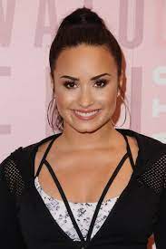 Momentan geht in hollywood der trend rum, ungeschminkte selfies auf sozialen netzwerken zu posten. Demi Lovato Ungeschminkt Starke Selbstliebe Botschaft Glamour