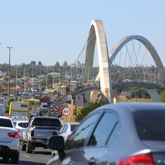 Após reparo e congestionamentos, trânsito é liberado na Ponte JK