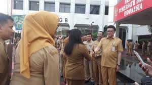 Bagi pns yang tidak masuk kerja tanpa disertai alasan sah pada senin 10 juni 2019 maka akan dijatuhi hukuman disiplin. Kedapatan Bolos Usai Libur Lebaran Pns Bakal Dirumahkan 3 Hari
