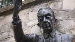 Découvrez les horaires, comment s'y rendre, comparez les prix, réservez et regardez les photos et expériences. Montmartre L Histoire Fascinante Du Passe Muraille L Une Des Statues Les Plus Atypiques De Paris Paris Secret