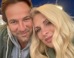 Σπανια δημοσια εμφανιση, λιγο πριν απο το ταξιδι τους στο παρισι! Elenh Menegakh Makhs Pantzopoylos Ayto Einai To Akinhto Poy Agorasan Sthn Khfisia Mononews