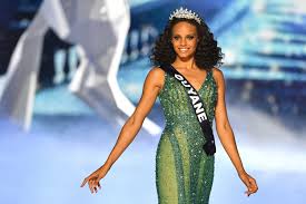 Il est qualificatif pour l'élection de miss france en direct sur la chaîne tf1, en décembre, chaque année. Miss France La Belle Entreprise Evenementielle Moon Event