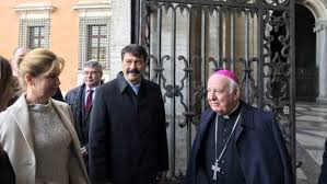 Négy gyermeket (borbála, andrás, orsolya és júlia) neveltek fel. Harmas Evfordulo Alkalmabol Latogatott Romaba Ader Janos Koztarsasagi Elnok Romkat Ro