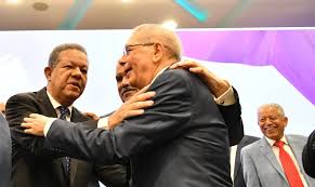 Leonel y Danilo se abrazan como señal de unidad electoral