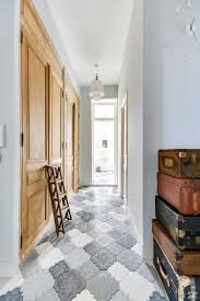 Sie sind nicht nur robust und pflegeleicht, sondern schaffen mit ihrer klaren optik auch stets ein freundliches entree. Moderne Fliesen Im Flur Fur Altbauwohnung 40 Ideen