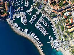 On the garden level a living room with an open kitchen, two bedrooms, bathroom, toilet. Saint Jean Cap Ferrat France Yachts Invest