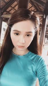 Ngọc Trinh mặc áo dài mà nhìn ma mị đến "lạnh cả người" bởi da trắng bóc,  tóc đen dài thẳng tưng