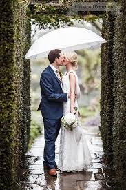 Hochzeit Im Regen Tolle Ideen Fur Hochzeitsfotos Eine Gute Hochzeit Bridepictures Hochzeit Im Regen Rain Wedding Rain Wedding Photos Rainy Wedding Photos