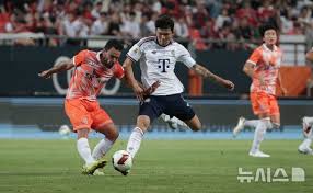 A steel wall in the Jeju night sky! Kim Min-jae's '37-minute showtime' was enough; standing ovation followed his substitution... Munich defeats Jeju 2-1 [Jeju On-the-Ground Review]
