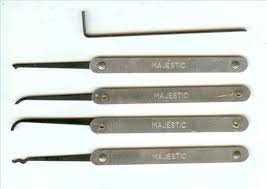 Once the lock is picked, remove the tubular lock pick and tighten the collar. How To Pick A Door Lock Hubpages