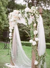 Personaliza tu fiesta con una entrada que sorprenderá a tus invitados! Romantico Altar De Flores Para La Boda Civil Wedding Altars Wedding Arch Wedding Decorations