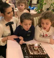 Familia ionescu basescu de comun acord si de maniera amiabila a decis sa puna punct casniciei elena basescu si iubitul sau bogdan ionescu cunoscut sub numele de syda au mers in vizita la bunicii mezinei presedintelui. Copiii Elenei Basescu Divahair Ro Elena BÄƒsescu A Fost CÄƒsÄƒtoritÄƒ Cu Deputatul Bogdan Ionescu