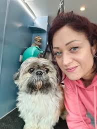 Coucou les z'amoureux 🐾 j'espère que vous allez bien 😁 Ce matin je suis  avec idefix et je doute qu'il soit très emballé par cette idée de  toilettage 🤣