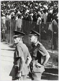 Rhodesien heißt heute simbabwe und in südafrika ist die apartheit beendet. Rhodesien Polizei Auf Einem Fussballplatz In Highfield Dem African Township Von Salisbury Abisag Tullmann