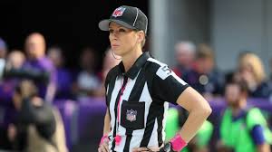What are the duties of a basketball referee? Super Bowl 2021 Sarah Thomas Will Be The First Woman To Referee The Big Game Vogue