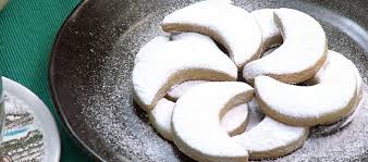 Adonan kue ini terbuat dari berbagai adonan tepung maizena, tepung terigu, mentega dan kuning telur yang dipanggang di dalam oven sampai. Info Terkini Harga Kue Putri Salju 250 Gr 500 Gr 1 Kg Daftar Harga Tarif