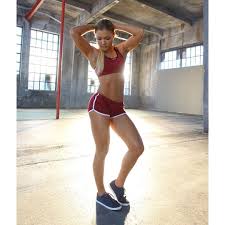 Wie trainiert sophia thiel persönlich? Sophia Thiel Sweating Beauties Instagram