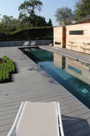 modern totaalconcept met strakke zwemstraat in beton buitendecoraties zwembaden tuin