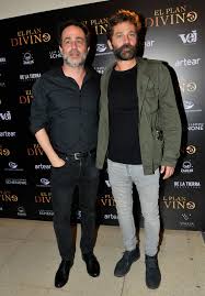 Es una invitación a preguntarnos cosas. Gaston Pauls Y Su Joven Novia En El Estreno De La Pelicula El Plan Divino Infobae