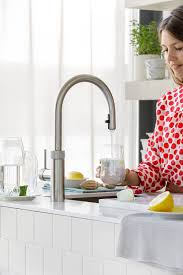 Unterhalb der spüle sitzt ein kleiner wasserboiler. Quooker Wasserhahn Und Cube Ausstellung Einrichtungshaus Werkshagen