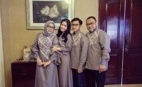 (instagram @ayah_kejora) terdapat juga momen santai yang tak melulu memperlihatkan orangtua billar dan lesti mengenakan busana seragam. 9 Inspirasi Model Baju Kembaran Dengan Keluarga Dari Para Artis Yang Wajib Kamu Tiru