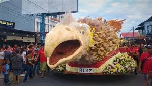Kemeriahan malam itu menampilan berbagai atraksi yang mengusung tema masquerade atau topeng yang sangat menukau ribuan penonton yang datang membanjiri sepanjang rute carnaval yang dilalui. Foto Parade Bunga Di Pembukaan Tomohon International Festival Flower Kumparan Com