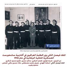 الملك فيصل الثاني الله يرحمه يزور اكاديمية سانت هيرز الكلية الملكية البريطانية ويتفقد الطلبة العراقيين فيها ويتوسطهم في الصورة history memories baghdad